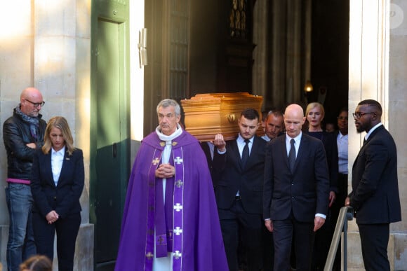 Le cercueil de Michel Blanc est applaudi à la sortie de l'Eglise - Sortie des Obsèques de Michel Blanc en l'église Saint-Eustache à Paris, le 10 octobre 2024. © Moreau / Jacovides / Bestimage  Funeral of Michel Blanc at the Saint-Eustache church in Paris, October 10, 2024. 