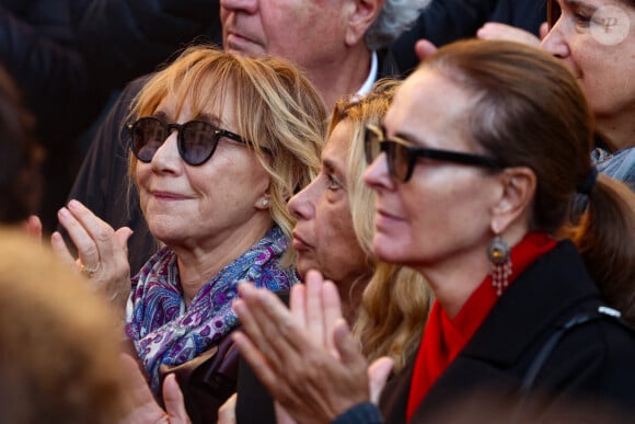 Le cercueil de Michel Bmanc est sorti de l'église Saint-Eustache sous les applaudissements
Marie-Anne Chazel et Carole Bouquet - Sortie des Obsèques de Michel Blanc en l'église Saint-Eustache à Paris, le 10 octobre 2024. © Moreau / Jacovides / Bestimage 