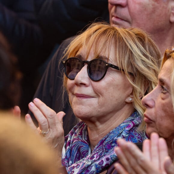 Le cercueil de Michel Bmanc est sorti de l'église Saint-Eustache sous les applaudissements
Marie-Anne Chazel et Carole Bouquet - Sortie des Obsèques de Michel Blanc en l'église Saint-Eustache à Paris, le 10 octobre 2024. © Moreau / Jacovides / Bestimage 