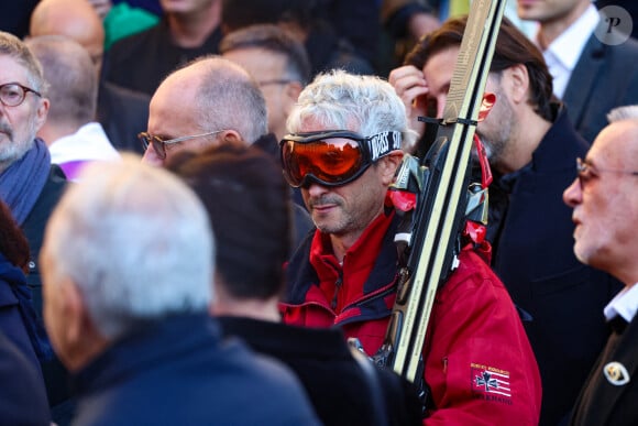 Les admirateurs ont rendu hommage à Jean-Claude Dusse
Un admirateur venu aux obsèques habillé comme le personnage de Jean-Claude Dusse dans le film "Les Bronzés font du ski" - Sortie des Obsèques de Michel Blanc en l'église Saint-Eustache à Paris, le 10 octobre 2024. © Moreau / Jacovides / Bestimage 