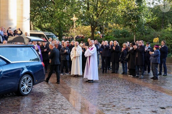 Ramatoulaye Diop, la compagne du défunt, Jean-Paul Rouve, Jean-Michel Ribes applaudissent le cercueil de M.Blanc à la sortie de l'Eglise - Sortie des Obsèques de Michel Blanc en l'église Saint-Eustache à Paris, le 10 octobre 2024. © Moreau / Jacovides / Bestimage 