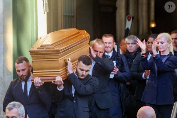 Le cercueil de Michel Blanc est applaudi à la sortie de l'Eglise - Sortie des Obsèques de Michel Blanc en l'église Saint-Eustache à Paris, le 10 octobre 2024. © Moreau / Jacovides / Bestimage 