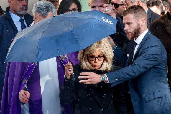 Brigitte Macron, première dame de France - Sortie des Obsèques de Michel Blanc en l'église Saint-Eustache à Paris, le 10 octobre 2024. © Moreau / Jacovides / Bestimage 