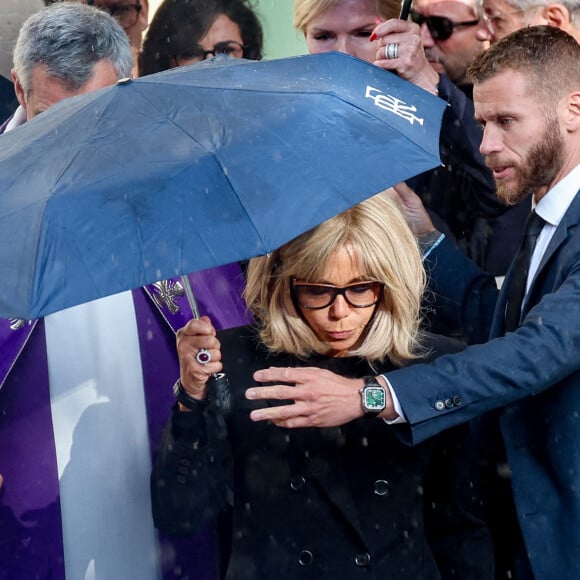 Brigitte Macron, première dame de France - Sortie des Obsèques de Michel Blanc en l'église Saint-Eustache à Paris, le 10 octobre 2024. © Moreau / Jacovides / Bestimage 