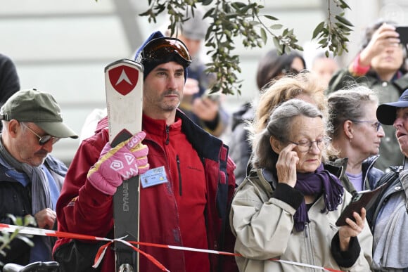 Un admirateur de Michel Blanc, déguisé en Jean-Claude Dusse ("Les Bronzés font du ski") assiste aux obsèques de Michel Blanc, devant l'Eglise Saint-Eustache à Paris, le 10 octobre 2024. © Michael Baucher / Panoramic / Bestimage 