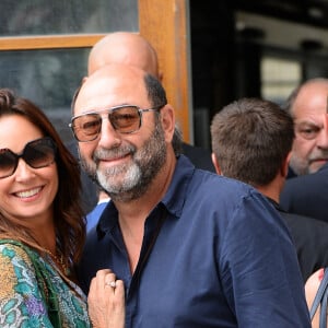 Ils le prouvent dans une récente vidéo où on les voit en tant que "reporters"
Julia Vignali et son mari Kad Merad - Mariage de Claude Lelouch à la mairie du 18ème à Paris. Le 17 juin 2023