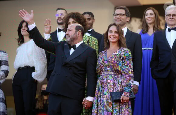Kad Merad et sa compagne Julia Vignali - Montée des marches du film « OSS 117 : Alerte rouge en Afrique Noire » lors du 74ème Festival International du Film de Cannes. Le 17 juillet 2021 © Borde-Jacovides-Moreau / Bestimage 