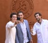 Les Kretz auraient recours à des faux acheteurs et à des mises en scène pour créer du contenu
Louis Kretz,Valentin Kretz et Martin Kretz - La famille Kretz en tournage au village lors des Internationaux de France de tennis de Roland Garros 2024, à Paris, France, le 1er juin 2024. © Chryslene Caillaud/Panoramic/Bestimage 