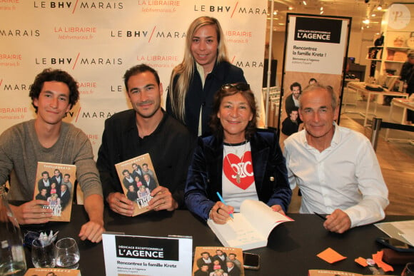 Raphael Kretz, Valentin Kretz, Sandrine Kretz, Olivier Kretz - La famille Kretz (série L'Agence sur TMC et Netflix) dédicace son livre "Bienvenue à l'Agence" au BHV Marais à Paris le 14 mai 2024. © Philippe Baldini/Bestimage