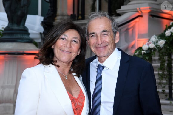 Des ventes présentées à l’écran ne se concrétisent pas toujours
La famille Kretz : "L'Agence" sur TMC : Sandrine et Olivier Kretz - Soirée de gala des 50 ans de la Fondation Claude Pompidou à l'Hôtel Marcel Dassault à Paris le 12 avril 2022. Rachid Bellak / LMS / Bestimage 