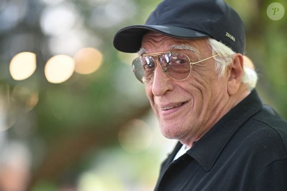 Aujourd'hui, à 75 ans, il continue de surprendre et de séduire les jeunes générations grâce à des apparitions dans des séries à succès ! 
Gérard Darmon assiste au photocall de A l'Ancienne lors du 17e Festival du film francophone d'Angoulême le 28 août 2024 à Angoulême, France. Photo par Franck Castel/ABACAPRESS.COM