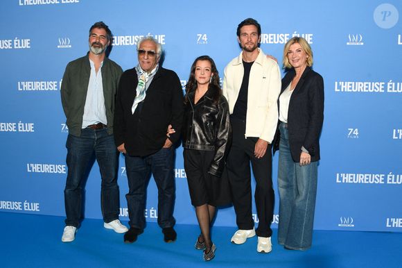 Depuis, Gérard Darmon enchaîne les projets et se renouvelle avec des rôles qu'il interprète avec authenticité.
Franck Bellocq, Camille Lellouche, Lionel Erdogan, Michele Laroque, Gerard Darmon attending L'Heureuse Elue premiere held at the UGC Bercy in Paris, France on September 11, 2024. Photo by Lionel Urman/ABACAPRESS.COM