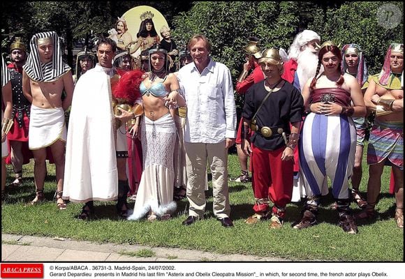 Il lui propose d'intégrer le casting du film Astérix et Obélix : Mission Cléopâtre, un véritable succès !
Korpa/ABACA . 36731-3. Madrid-Espagne, 24/07/2002. Gérard Depardieu a présenté à Madrid son dernier film Astérix et Obélix Mission Cléopâtre dans lequel l'acteur français joue pour la deuxième fois le rôle d'Obélix.