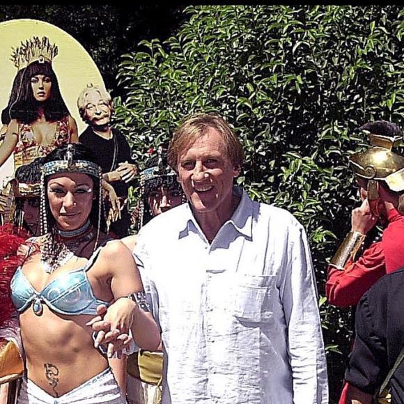 Il lui propose d'intégrer le casting du film Astérix et Obélix : Mission Cléopâtre, un véritable succès !
Korpa/ABACA . 36731-3. Madrid-Espagne, 24/07/2002. Gérard Depardieu a présenté à Madrid son dernier film Astérix et Obélix Mission Cléopâtre dans lequel l'acteur français joue pour la deuxième fois le rôle d'Obélix.