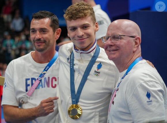 À l'occasion, son coach, Nicolas Castel, a accordé une interview à "La Tribune du Dimanche", ce dimanche 13 octobre...
Leon Marchand de l'équipe de France célèbre sa médaille d'or avec son entraîneur français, Nicolas Castel (à gauche) et son entraîneur américain, Bob Bowman (à droite) pendant les Jeux olympiques d'été de Paris 2024, le jour 7, à Paris, France, le 2 août 2024. Photo par Pierre Costabadie/Icon Sport/ABACAPRESS.COM