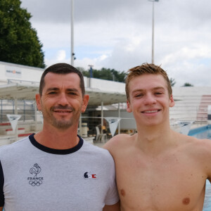 Son entraîneur révèle que Léon Marchand peut demander plus d'1 million par an par contrat...
Nicolas Castel (G), entraîneur et Léon Marchand (D). Léon Marchand, triple médaillé aux championnats du monde de natation 2022 à Budapest (deux médailles d'or - 400m et 200m 4 nages - et une médaille d'argent - 200m papillon -) s'entraîne à la piscine Nakache de Toulouse, le 1er juillet 2022. Photo par Patrick Batard/ABACAPRESS.COM