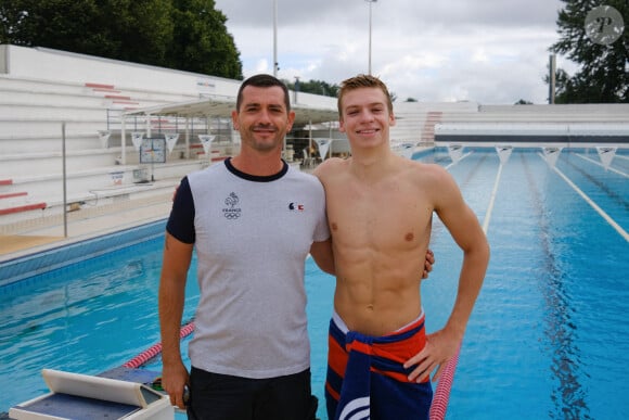 Son entraîneur révèle que Léon Marchand peut demander plus d'1 million par an par contrat...
Nicolas Castel (G), entraîneur et Léon Marchand (D). Léon Marchand, triple médaillé aux championnats du monde de natation 2022 à Budapest (deux médailles d'or - 400m et 200m 4 nages - et une médaille d'argent - 200m papillon -) s'entraîne à la piscine Nakache de Toulouse, le 1er juillet 2022. Photo par Patrick Batard/ABACAPRESS.COM