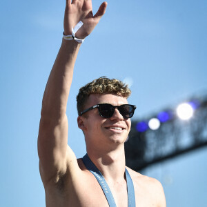 Le médaillé d'or français en natation Leon Marchand arrive alors que les fans accueillent les champions au Parc des Champions au Trocadéro, pendant les Jeux Olympiques de Paris 2024, le 6 août 2024. Photo par Firas Abdullah/ABACAPRESS.COM