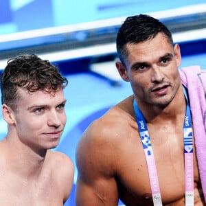 Leon Marchand et Florent Manaudou de l'équipe de France lors de la finale du relais 4x100m 4 nages après les Jeux Olympiques Paris 2024, à Paris La Défense Arena, à Paris, France, le 04 août 2024. Photo par Julien Poupart/ABACAPRESS.COM