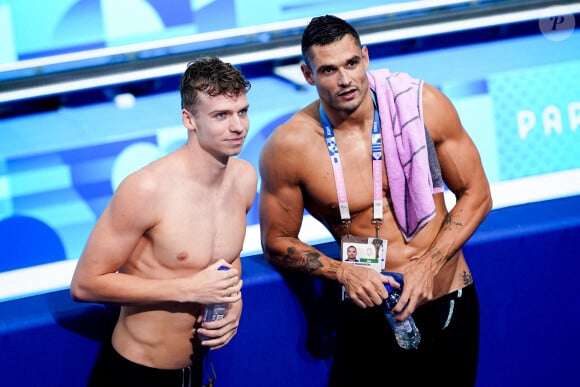 Leon Marchand et Florent Manaudou de l'équipe de France lors de la finale du relais 4x100m 4 nages après les Jeux Olympiques Paris 2024, à Paris La Défense Arena, à Paris, France, le 04 août 2024. Photo par Julien Poupart/ABACAPRESS.COM