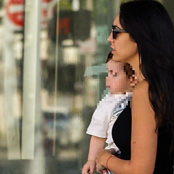 EXCLUSIF - Noor Alfallah profite d'une sortie en famille pour promener son bébé Roman Pacino, accompagné de ses parents et de sa soeur. Le fils de Noor et Al Pacino est né en juin 2023, ce qui fait que leur fils a maintenant 1 an et qu'elle montre publiquement son visage. Sur la photo : Noor Alfallah, Roman Pacino