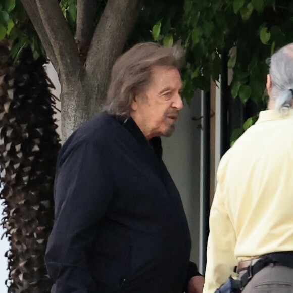 Al Pacino a déjà trois enfants adultes Julie Marie ainsi que des jumeaux Olivia et Anton, nés de ses relations précédentes
EXCLUSIF Beverly Hills, CA - Al Pacino a été vu dehors, marquant sa première apparition publique depuis que des rumeurs ont fait surface selon lesquelles son ex, Noor Alfallah, pourrait sortir avec l'humoriste Bill Maher. Les rumeurs ont été lancées après qu'Alfallah et Maher aient été aperçus quittant le Château Marmont ensemble. Sur la photo : Al Pacino