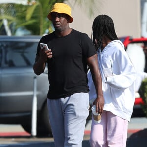 Exclusif - Sean Combs (Puff Daddy, Puffy, Diddy, P. Diddy,) est en virée shopping avec ses filles à Malibu le 19 octobre 2020. 