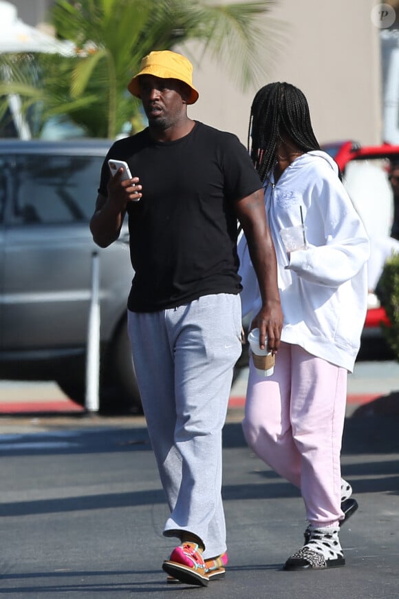 Exclusif - Sean Combs (Puff Daddy, Puffy, Diddy, P. Diddy,) est en virée shopping avec ses filles à Malibu le 19 octobre 2020. 