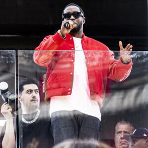 Le maire de New York, Eric Adams remet la clé de la ville de New York au rappeur Sean Combs (Puff Daddy, Puffy, Diddy, P. Diddy) sur Times Square à New York City, New York, Etats-Unis, le 15 septembre 2023. © Michael Brochstein/ZUMA Press/Bestimage