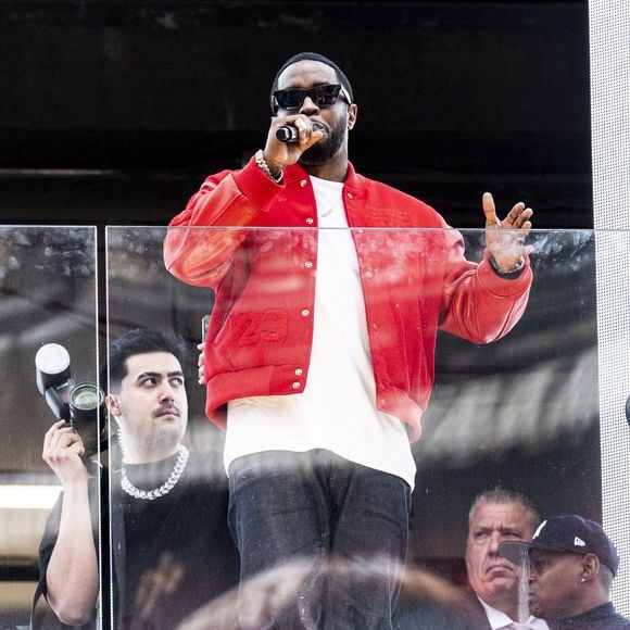 Le maire de New York, Eric Adams remet la clé de la ville de New York au rappeur Sean Combs (Puff Daddy, Puffy, Diddy, P. Diddy) sur Times Square à New York City, New York, Etats-Unis, le 15 septembre 2023. © Michael Brochstein/ZUMA Press/Bestimage