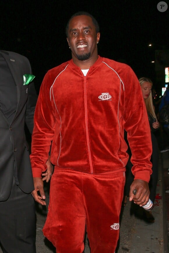 P. Diddy (Sean John Combs, Puff Daddy, Puffy, Diddy) arrive dans la boîte de nuit Poppy à Hollywood. Il porte un jogging en velours rouge, le 5 octobre 2017. 