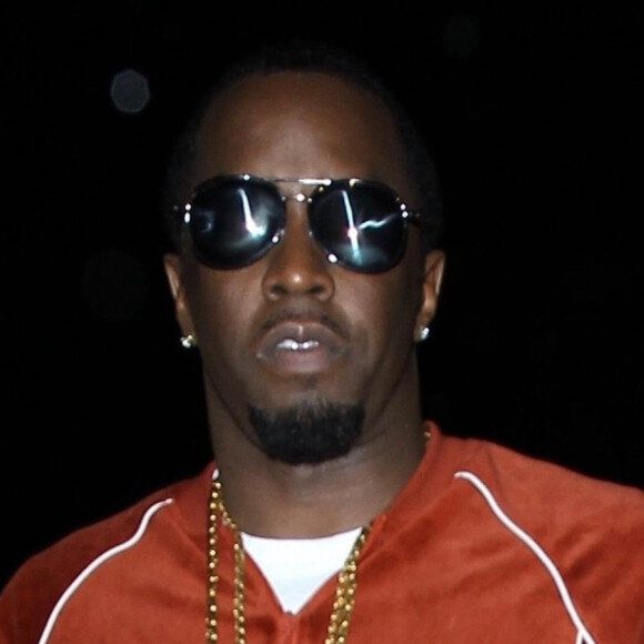 Ces plaintes couvrant la période entre 1995 et 2021 englobent celles de deux femmes et de quatre hommes, dont l'identité n'a pas été dévoilée.
P. Diddy (Sean Combs, Puff Daddy, Puffy, Diddy) quitte la boîte de nuit Poppy à Los Angeles, le 5 octobre 2017. 