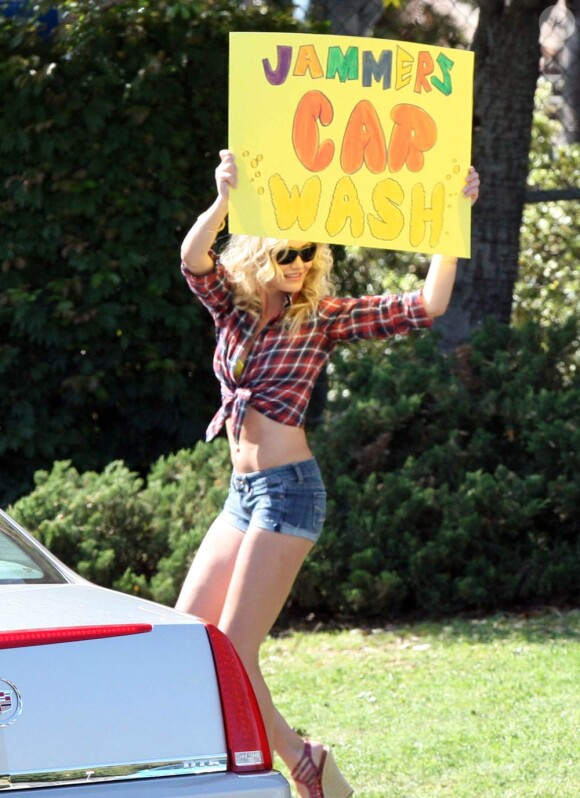 La pétillante Cameron Diaz et ses interminables gambettes sur le tournage de Bad Teacher, à Los Angeles, le 28 mars 2010.