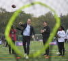 Le 15 octobre 2024 à Londres, le fils aîné du roi Charles III a fait forte impression en paradant avec une jolie paire de basket pour assister à un événement organisé par la NFL Foundation UK.
Le prince William, prince de Galles assiste à un événement de la NFL Foundation UK, un format de football américain inclusif et rapide à Kennington Park, Londres le 15 octobre 2024. © Kin Cheung/WPA-Pool via Julien Burton / Bestimage 