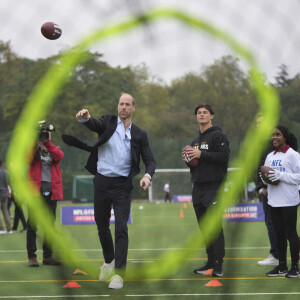 Le 15 octobre 2024 à Londres, le fils aîné du roi Charles III a fait forte impression en paradant avec une jolie paire de basket pour assister à un événement organisé par la NFL Foundation UK.
Le prince William, prince de Galles assiste à un événement de la NFL Foundation UK, un format de football américain inclusif et rapide à Kennington Park, Londres le 15 octobre 2024. © Kin Cheung/WPA-Pool via Julien Burton / Bestimage 