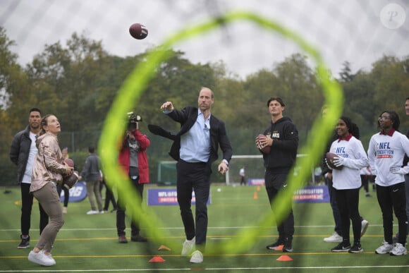 Le 15 octobre 2024 à Londres, le fils aîné du roi Charles III a fait forte impression en paradant avec une jolie paire de basket pour assister à un événement organisé par la NFL Foundation UK.
Le prince William, prince de Galles assiste à un événement de la NFL Foundation UK, un format de football américain inclusif et rapide à Kennington Park, Londres le 15 octobre 2024. © Kin Cheung/WPA-Pool via Julien Burton / Bestimage 