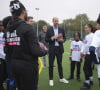 Cette fois-ci, le prince William a misé sur de jolies sneakers blanches pour mettre en avant le football américain ! Des chaussures que son épouse à l'habitude de porter...
Le prince William, prince de Galles assiste à un événement de la NFL Foundation UK, un format de football américain inclusif et rapide à Kennington Park, Londres le 15 octobre 2024. © Kin Cheung/WPA-Pool via Julien Burton / Bestimage 