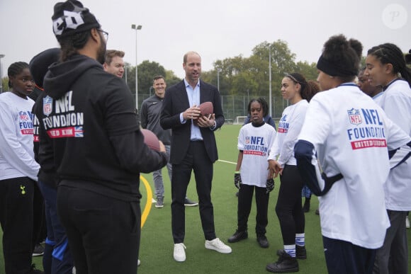 Cette fois-ci, le prince William a misé sur de jolies sneakers blanches pour mettre en avant le football américain ! Des chaussures que son épouse à l'habitude de porter...
Le prince William, prince de Galles assiste à un événement de la NFL Foundation UK, un format de football américain inclusif et rapide à Kennington Park, Londres le 15 octobre 2024. © Kin Cheung/WPA-Pool via Julien Burton / Bestimage 