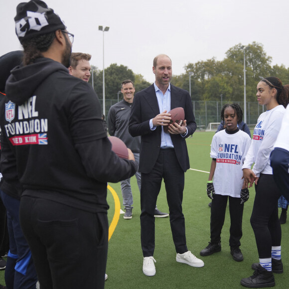 Cette fois-ci, le prince William a misé sur de jolies sneakers blanches pour mettre en avant le football américain ! Des chaussures que son épouse à l'habitude de porter...
Le prince William, prince de Galles assiste à un événement de la NFL Foundation UK, un format de football américain inclusif et rapide à Kennington Park, Londres le 15 octobre 2024. © Kin Cheung/WPA-Pool via Julien Burton / Bestimage 