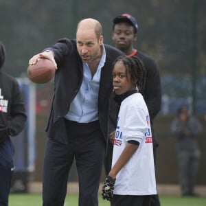 A rappeler que l'organisme oeuvre avec des jeunes âgés de 12 à 20 ans en leur donnant notamment accès au sport.
Le prince William, prince de Galles assiste à un événement de la NFL Foundation UK, un format de football américain inclusif et rapide à Kennington Park, Londres le 15 octobre 2024. © Kin Cheung/WPA-Pool via Julien Burton / Bestimage 