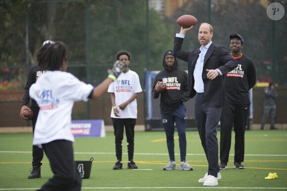 D'ordinaire pour toutes ses apparitions publiques, l'époux de Kate Middleton opte volontiers pour des costumes impeccables accordés à de brillantes chaussures de ville.
Le prince William, prince de Galles assiste à un événement de la NFL Foundation UK, un format de football américain inclusif et rapide à Kennington Park, Londres le 15 octobre 2024. © Kin Cheung/WPA-Pool via Julien Burton / Bestimage 