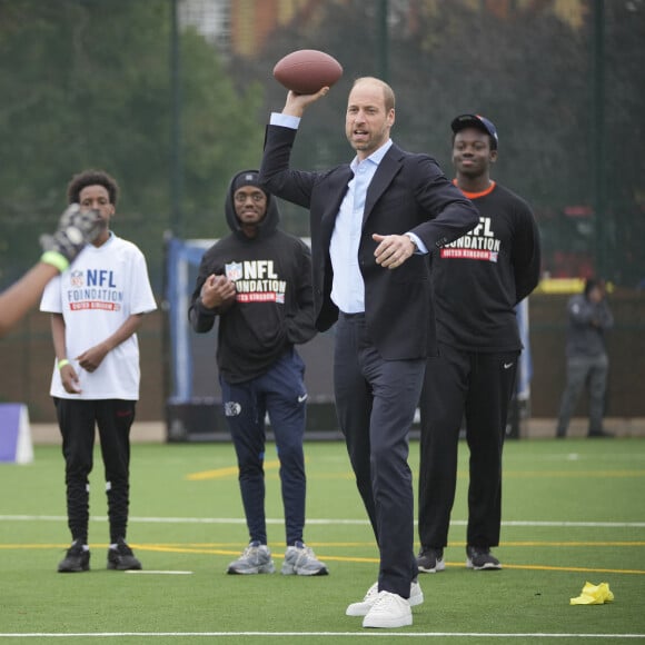 D'ordinaire pour toutes ses apparitions publiques, l'époux de Kate Middleton opte volontiers pour des costumes impeccables accordés à de brillantes chaussures de ville.
Le prince William, prince de Galles assiste à un événement de la NFL Foundation UK, un format de football américain inclusif et rapide à Kennington Park, Londres le 15 octobre 2024. © Kin Cheung/WPA-Pool via Julien Burton / Bestimage 