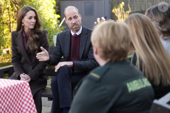 Dans son incroyable dressing, Kate Middleton possède des Veja, des Superga. Mais aussi des New Balance, Adidas, M&S et Nike.
Le prince William, prince de Galles, et Catherine (Kate) Middleton, princesse de Galles, visitent le centre communautaire de Southport pour rencontrer les familles des personnes prises dans l'attaque au couteau de Southport plus tôt cette année, à Southport, Merseyside, Royaume-Uni, le 10 octobre 2024. © Danny Lawson/WPA-Pool/Bestimage 