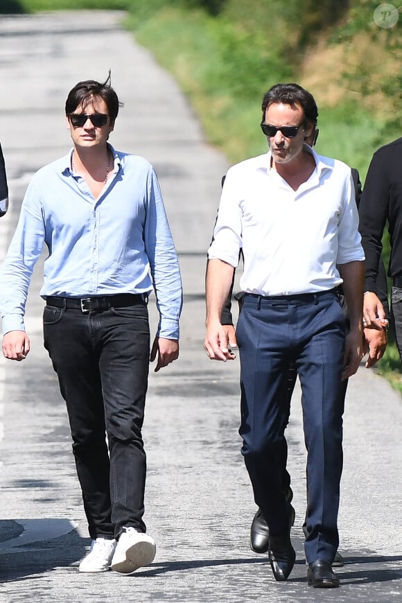 Soutenu par ses fils Alain-Fabien et Anthony
Anthony Delon et son demi-frère Alain-Fabien découvrent les hommages devant les grilles de la propriété de Douchy, quelques heures avant les obsèques de leur père, A.Delon, le 24 août 2024.