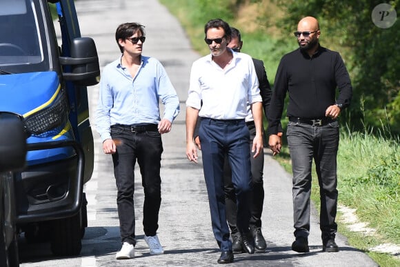 Anthony Delon et son demi-frère Alain-Fabien découvrent les hommages devant les grilles de la propriété de Douchy, quelques heures avant les obsèques de leur père, A.Delon, le 24 août 2024. Décédé le 18 août 2024, l'acteur a rendu son dernier souffle, entouré des siens dans sa propriété de Douchy, où il sera inhumé, le 24 août 2024 vers 17 heures dans une chapelle, construite il y a une vingtaine d'années. 