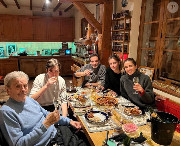 Alain Delon réveillonne entouré des siens: ses fils Alain-Fabien et Anthony ainsi que ses petites filles Liv et Loup, dans sa propriété de Douchy le 24 décembre 2023.© Alain Fabien Delon Instagram via Bestimage