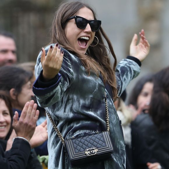Izïa Higelin lors des obsèques de Jacques Higelin au cimetière du Père Lachaise à Paris le 12 avril 2018.