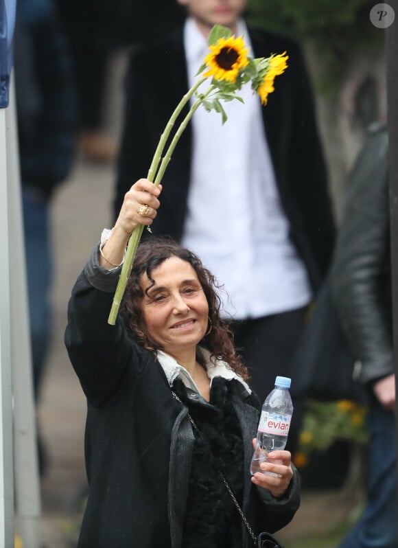 Aziza Zakine ( femme de Jacques Higelin et mère de Izïa) lors des obsèques de Jacques Higelin au cimetière du Père Lachaise à Paris le 12 avril 2018.