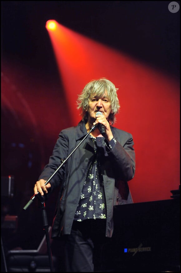 Ce 18 octobre, Jacques Higelin qui a tiré son ultime révérence à l'âge de 77 ans il y a six ans, aurait célébré son 83ème anniversaire.
Archive - Jacques Higelin - Festival Soliday 2010 à l'hippodrome de Longchamp © Guillaume Gaffiot/Bestimage