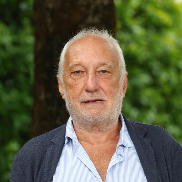 Au début de sa carrière, l'acteur aurait pu rejoindre la troupe du Splendid
François Berléand - Photocall avec l'équipe de l'émission de radio "Les grosses têtes" lors de la 17ème édition du Festival du Film Francophone de Angoulême (FFA). Le 29 août 2024 © Coadic Guirec / Bestimage 